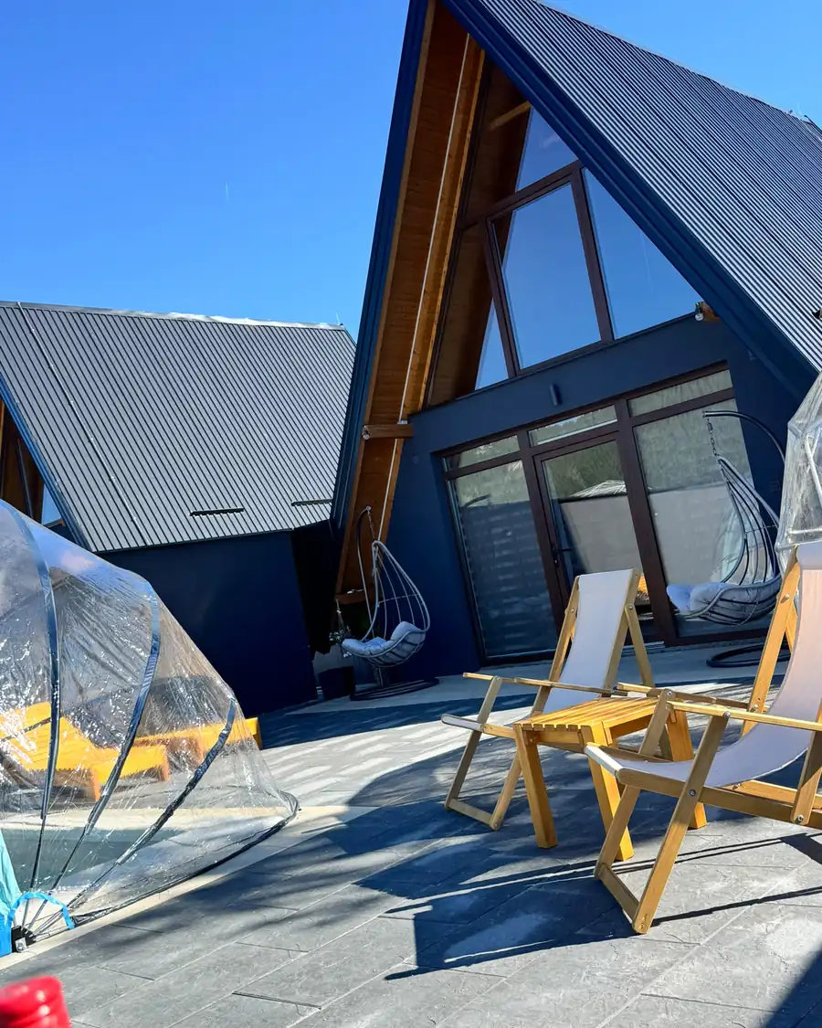 Ležaljke na terasi ispred A-frame vikendice