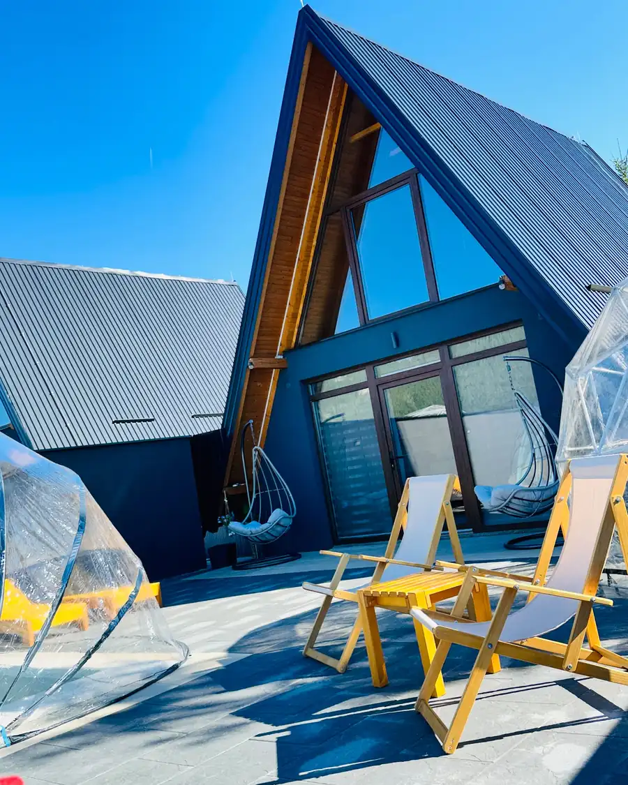 Terasa A-frame vikendice po sunčanom danu
