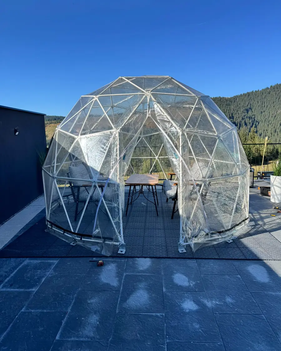 Kupola ispred A-frame vikendice